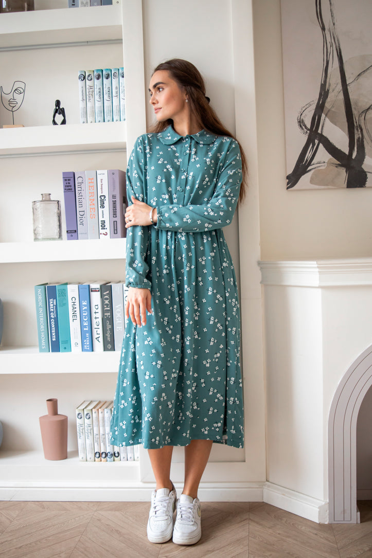 Sophie is a green viscose dress with a round collar Sophie is a green viscose dress with a round collar